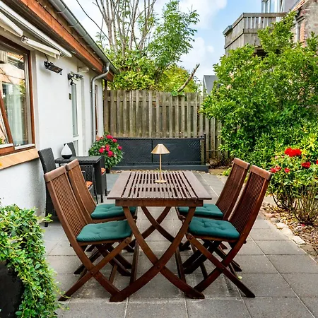Villa Skylight - Private Terrace, Free Parking & Walk To *